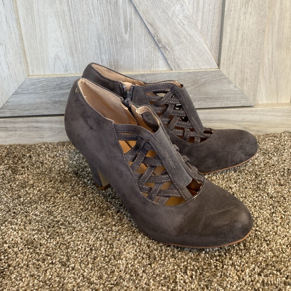 Journee Collection Womens Piper Block-Heeled Booties with Round-Toe Crisscross - Picture 6 of 10